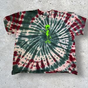 Chemistry Men’s 2XL Red/Green Tie Dye Alien Holding Earth Graphic Print T-Shirt